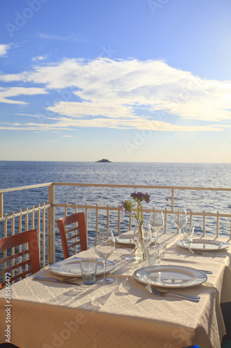 table setting by the sea © aerogondo