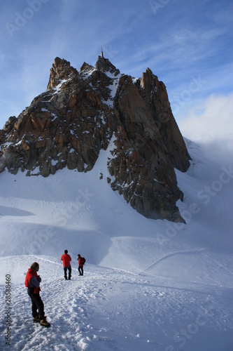 alpinistes sous l'Aiguille du Midi