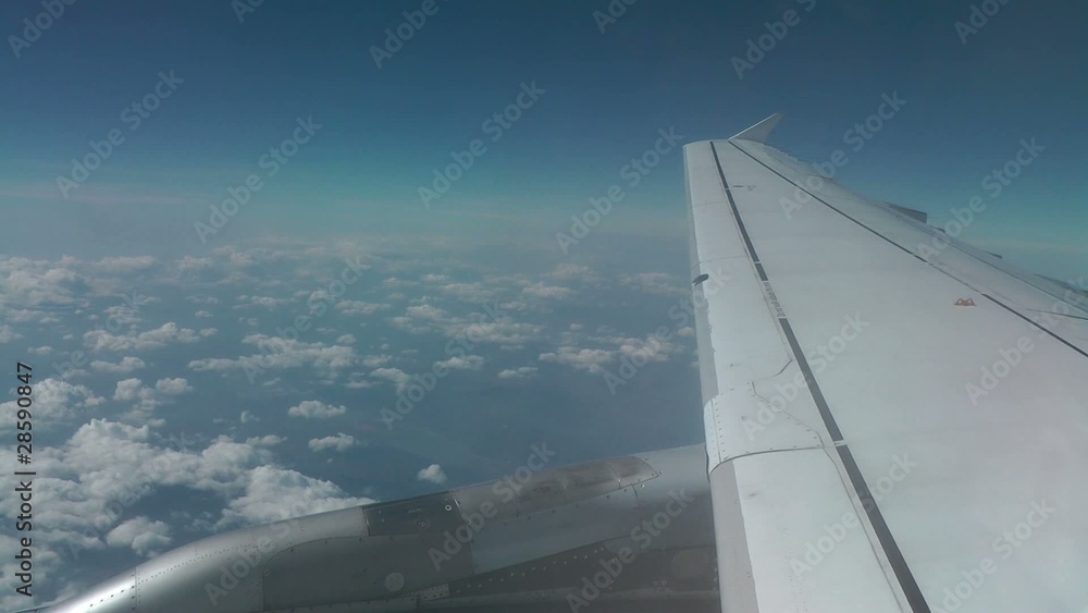Flugzeugflügel über den Wolken Flugzeugflügel über den Wolken