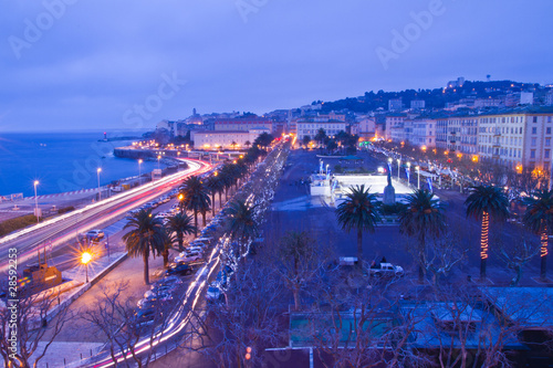 tombee de la nuit sur ville corse (bastia)