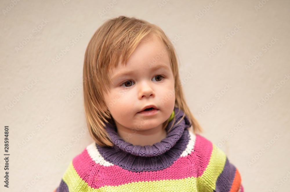Naklejka premium enfant dans un pull-over