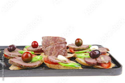 snakes on grill plate : tartlets with sliced meat