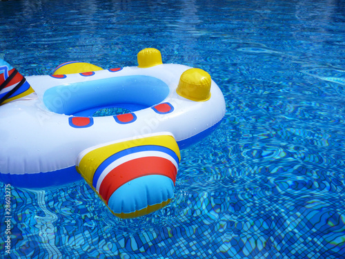 Fotografie A colorful plane shaped float in a swimming pool