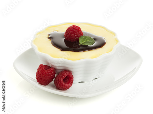 Fototapeta vanilla custard with chocolate topping and raspberries