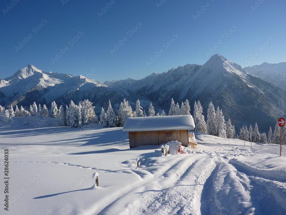 Winterlandschaft mit Holzhütte
