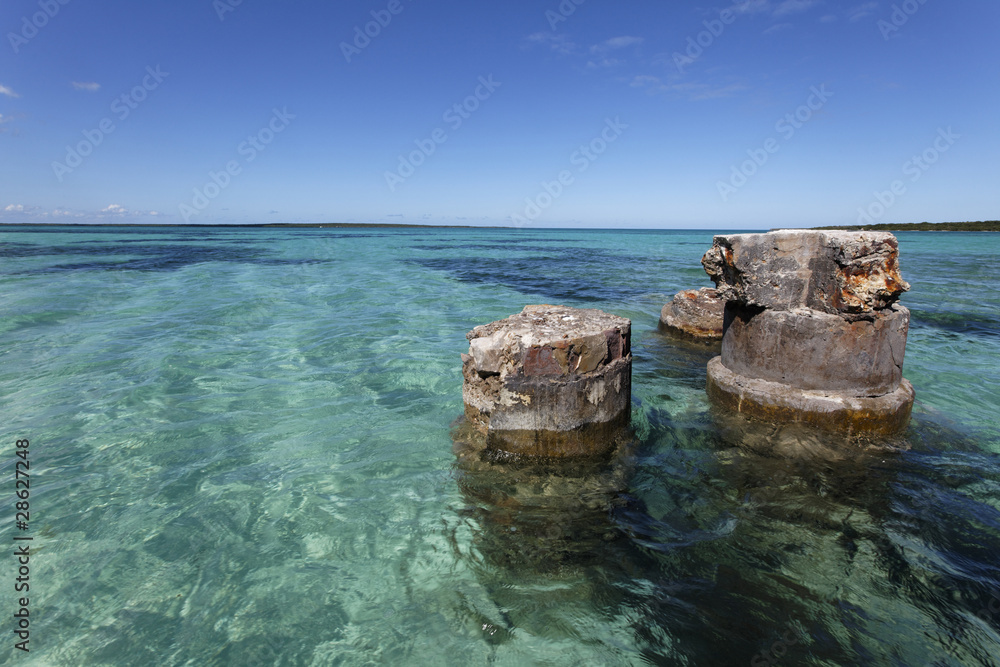 Vestige d'un ancien ponton dans un lagon aux Caraïbes