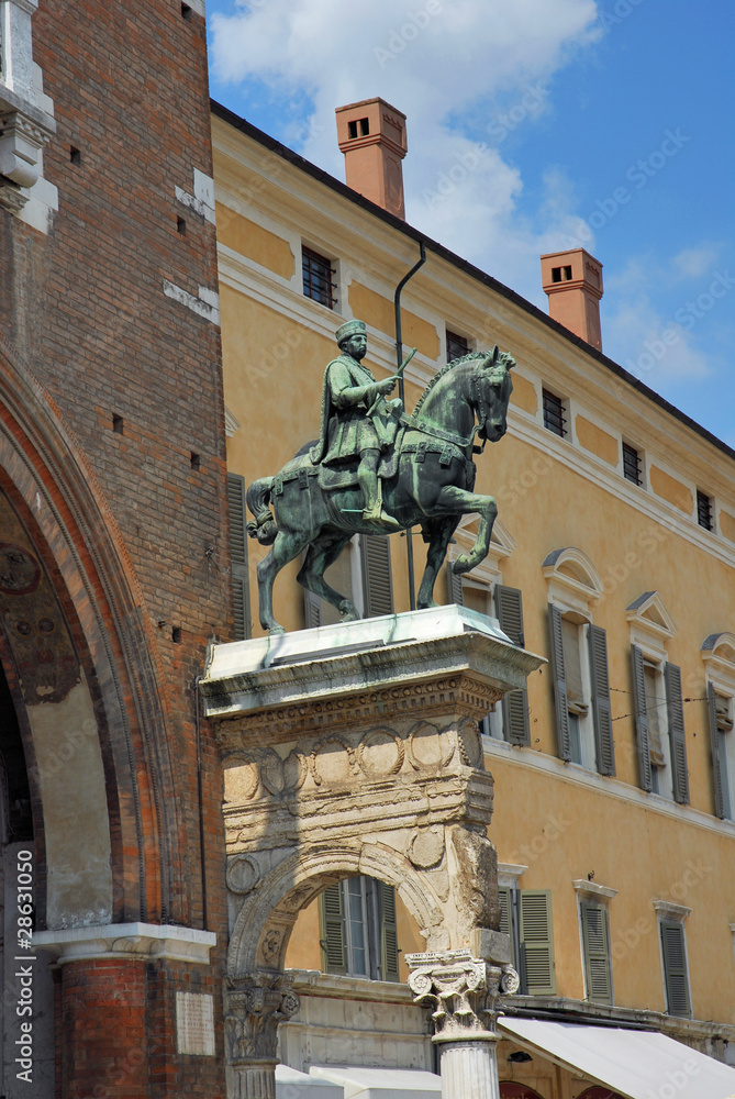 Fototapeta premium Italy Ferrara Este duke statue.