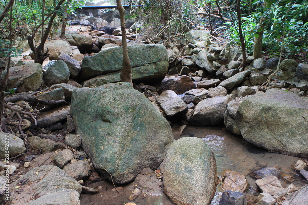 Камни в сухом русле реки