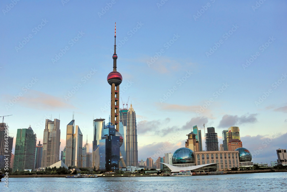 Obraz premium Shanghai the pearl tower and Pudong skyline at sunset.