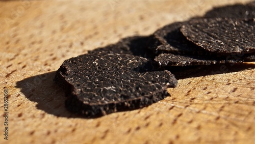 Sliced black truffles - Truffe noire et tranches