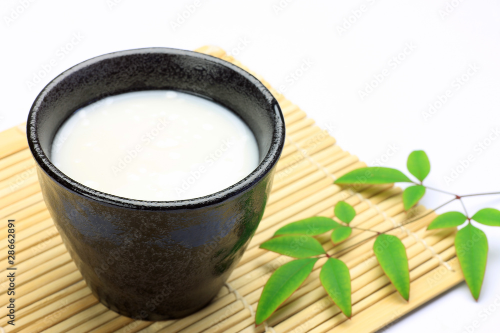 Fotografie sweet alcoholic drink made from fermented rice