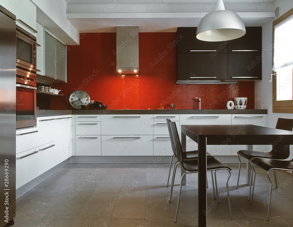 cucina moderna con alzata di piastrelle rosse Stock Photo | Adobe Stock
