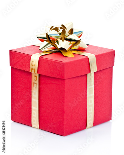 Paquet cadeau rouge noeud doré sur fond blanc