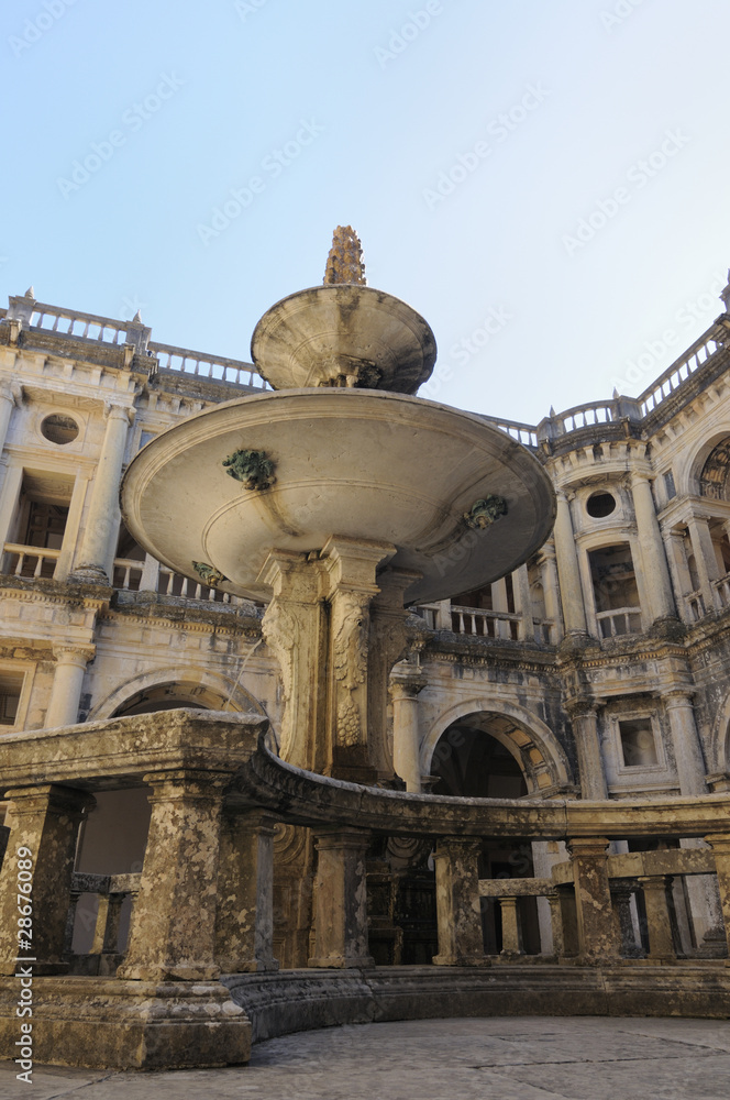 Fototapeta premium Brunnen am Hauptkreuzgang