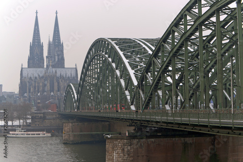 Kölner Dom im Winter, Hohenzollernbrücke