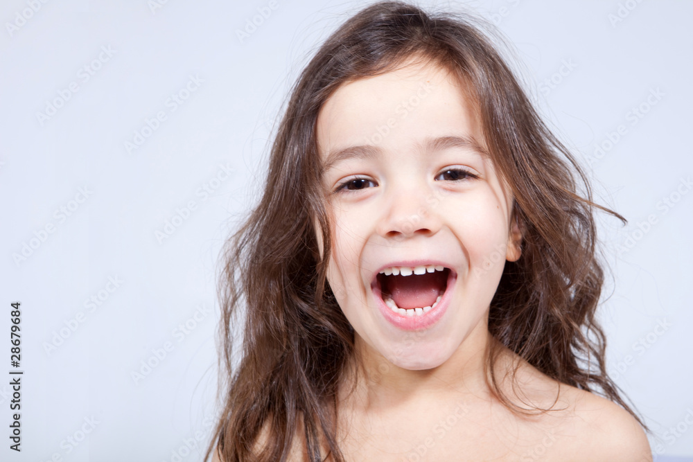 Portrait d'une fillette joyeuse.... Portrait d'une fillette joyeuse....