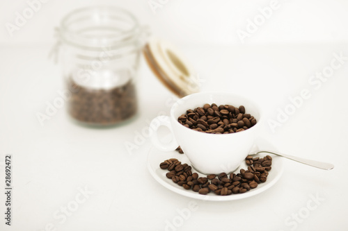 Kaffee Bohnen und Tasse
