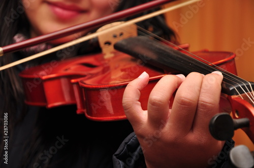 muchacha tocando su violín