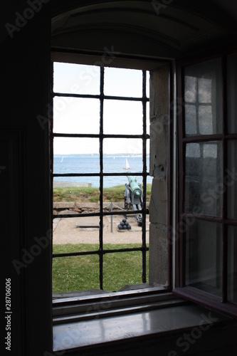 Fenêtre ouverte sur bord de mer © Aimohy