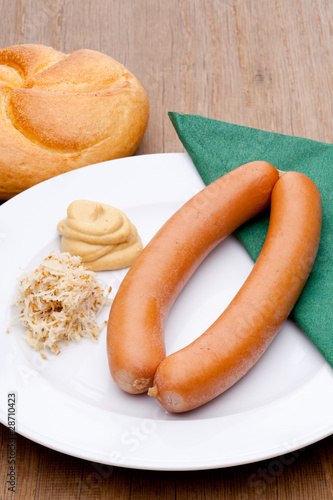 Ein Paar Frankfurter mit Senf, Kren und einer Semmel