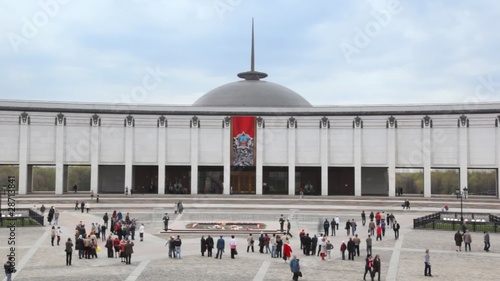 People walks to Poklonnaya Hill monument