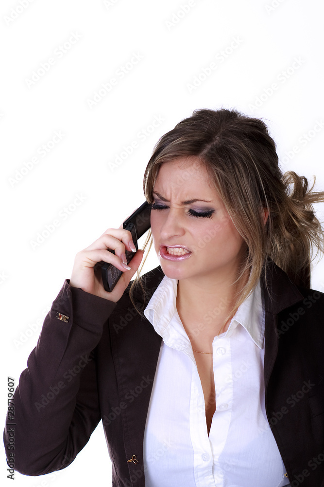 Frau mit Handy runzelt ärgerlich die Stirn Frau mit Handy runzelt ärgerlich die Stirn