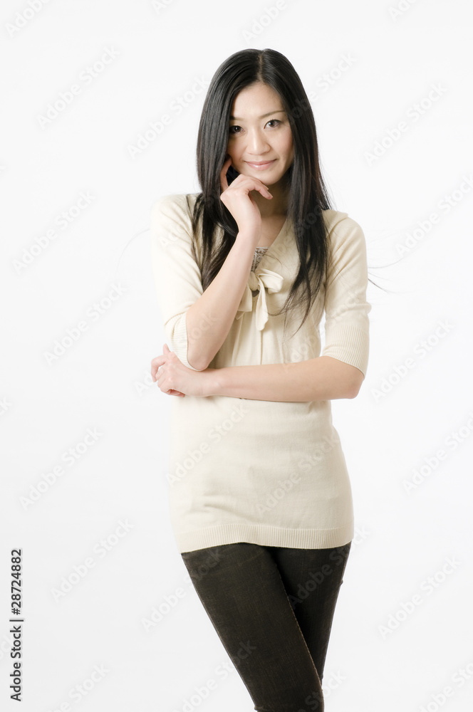 腕組みする女性 腕組みする女性