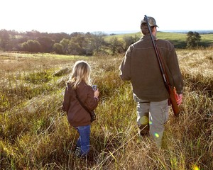 Papier peint photo Chasser Père et fille en chasse complices  © Michael Ireland