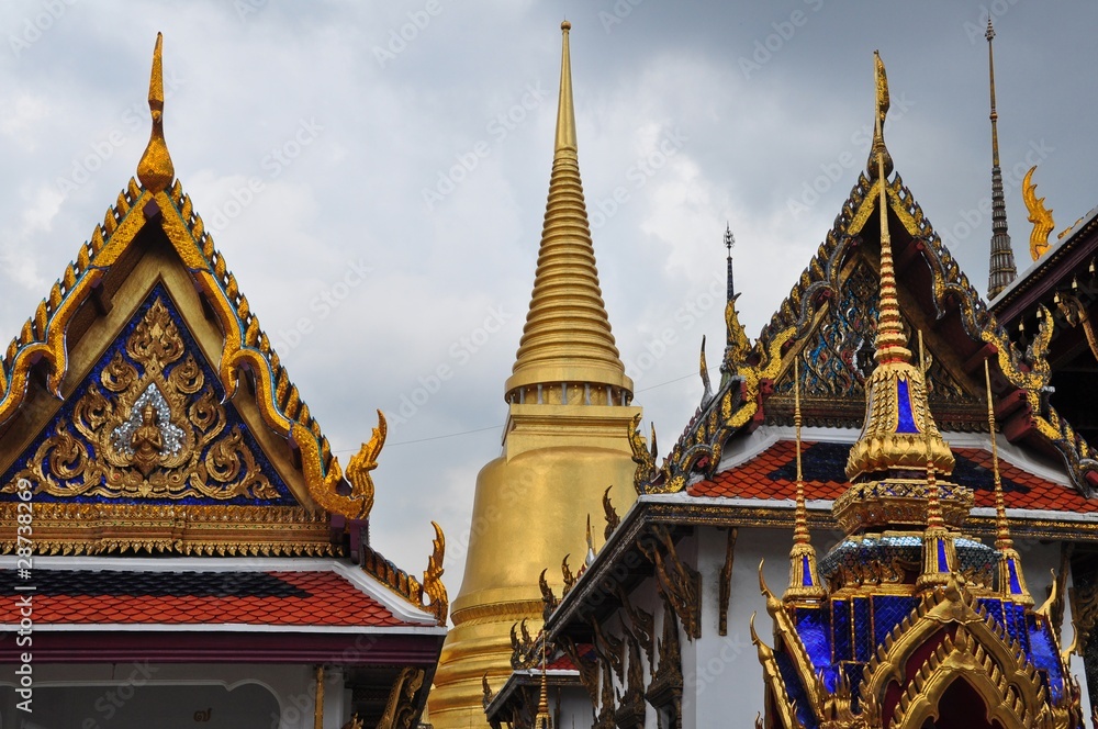 Fototapeta premium Thailand sightseeing: Royal temple and palace complex