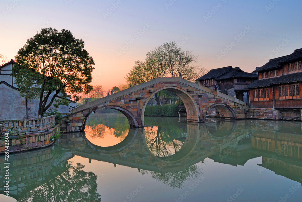 Fototapeta premium Poranne światło w starej wiosce Shanghai Xizha