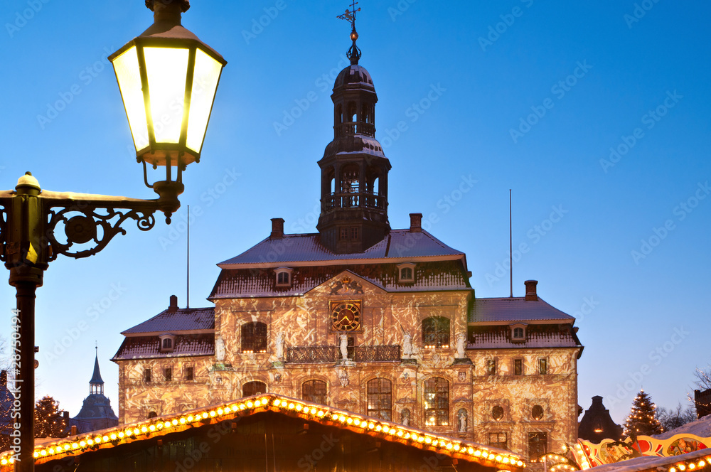 Weihnachtliches Lüneburg: Rathaus und Weihnachtsmarkt