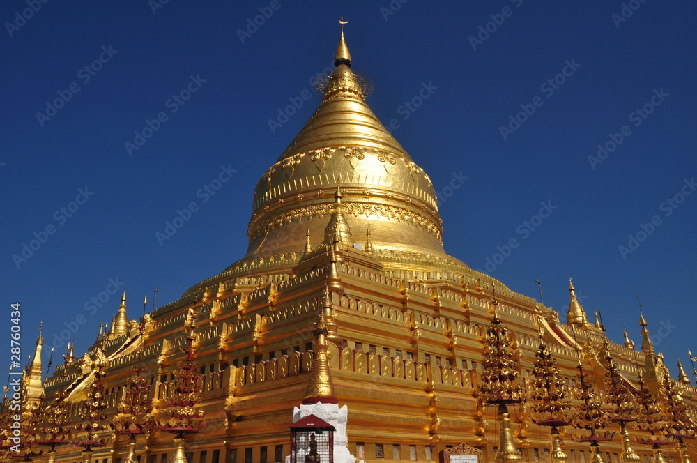 Fototapeta premium Myanmar sightseeing: Golden Shwezigon Pagoda Bagan