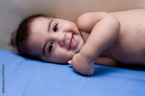 neonato coricato nel letto