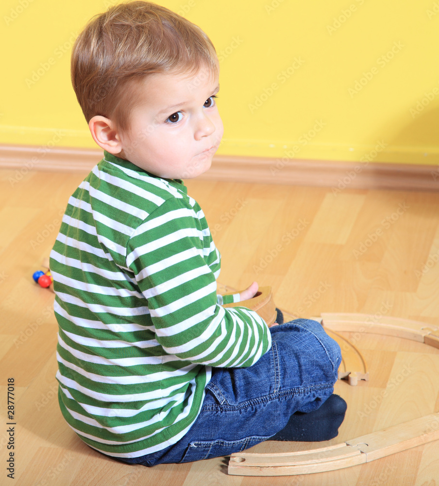 Spielendes Kind im Kindergarten Spielendes Kind im Kindergarten
