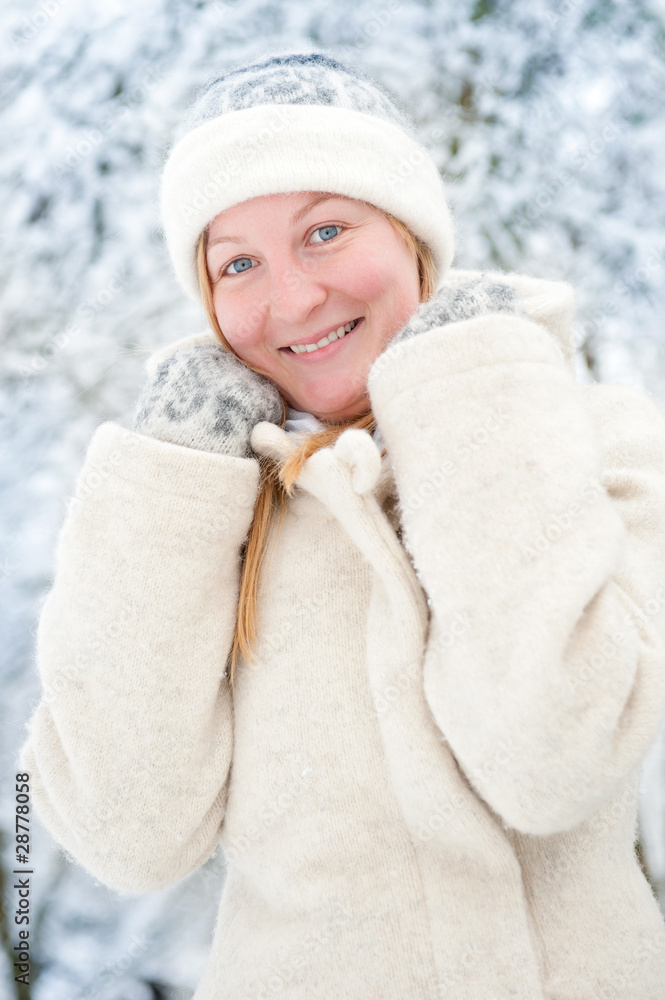 Lächelnde junge Frau im Schnee Lächelnde junge Frau im Schnee