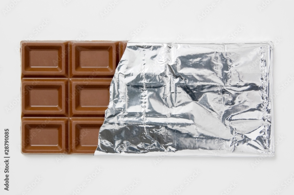 白背景に銀紙に包んだチョコレートのアップ 白背景に銀紙に包んだチョコレートのアップ