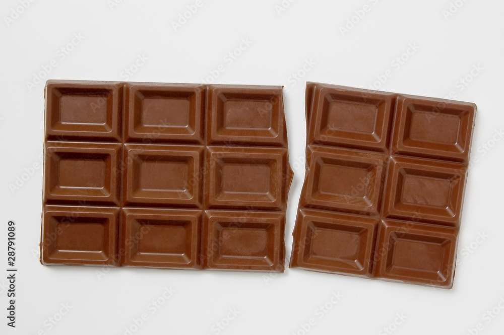 白背景に割れた板チョコレートのアップ