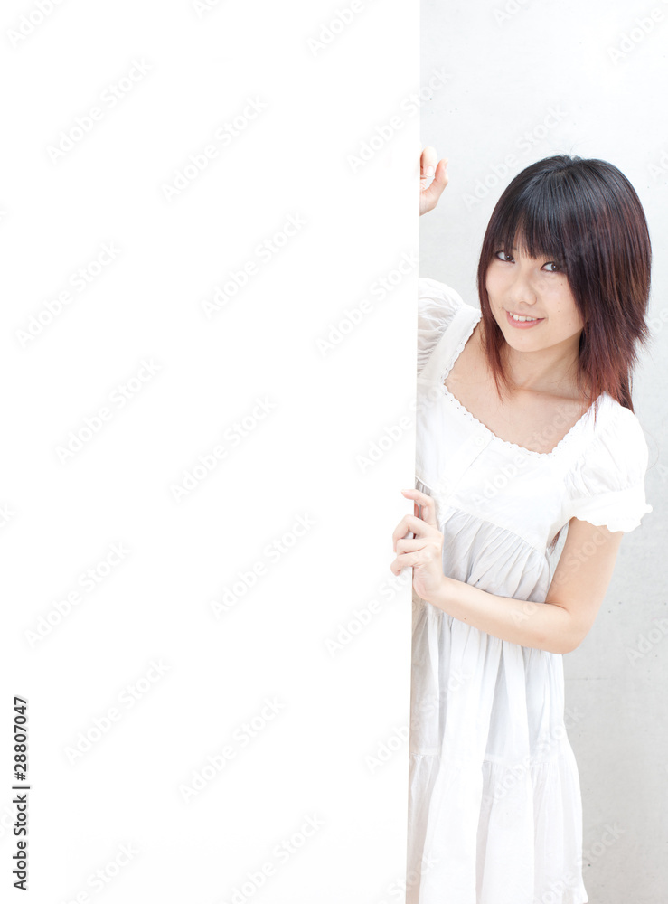 メッセージボードと女性