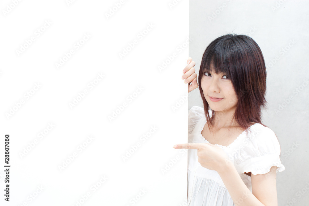 メッセージボードを指差す女性