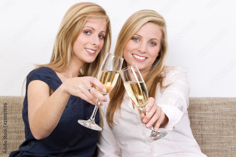 zwei frauen stoßen an