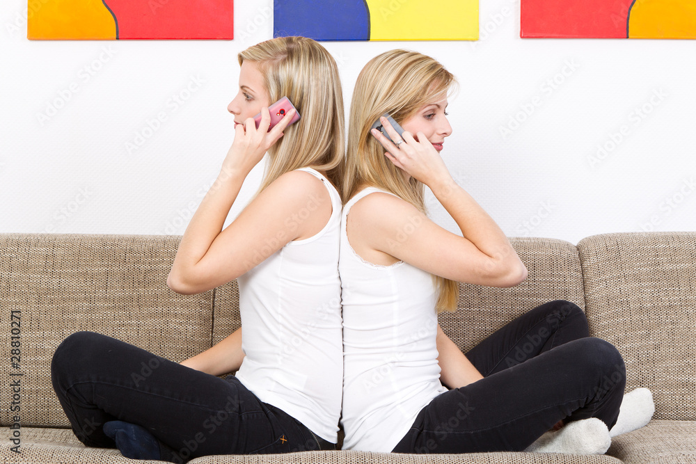 zwei blondinen beim telefonieren zwei blondinen beim telefonieren