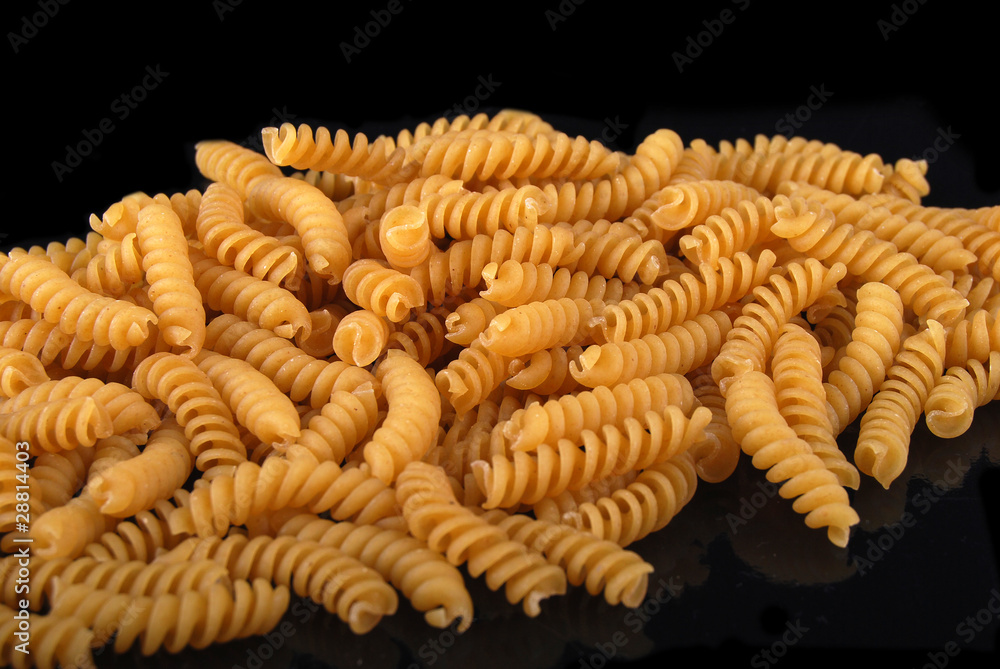Pâtes torsades complètes sur fond noir Pâtes torsades complètes sur fond noir