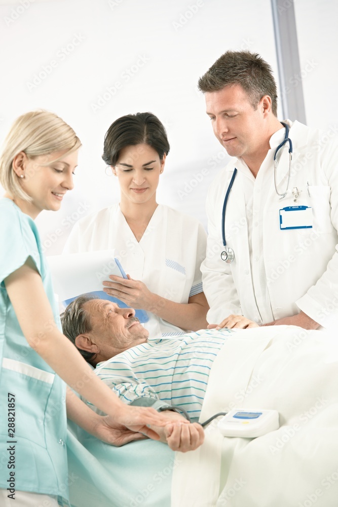 Obraz premium Doctors and nurse with older patient