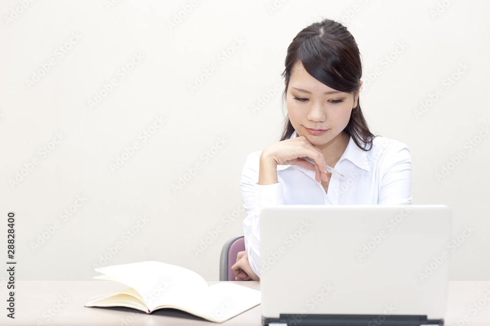 a portrait of young business woman working a portrait of young business woman working