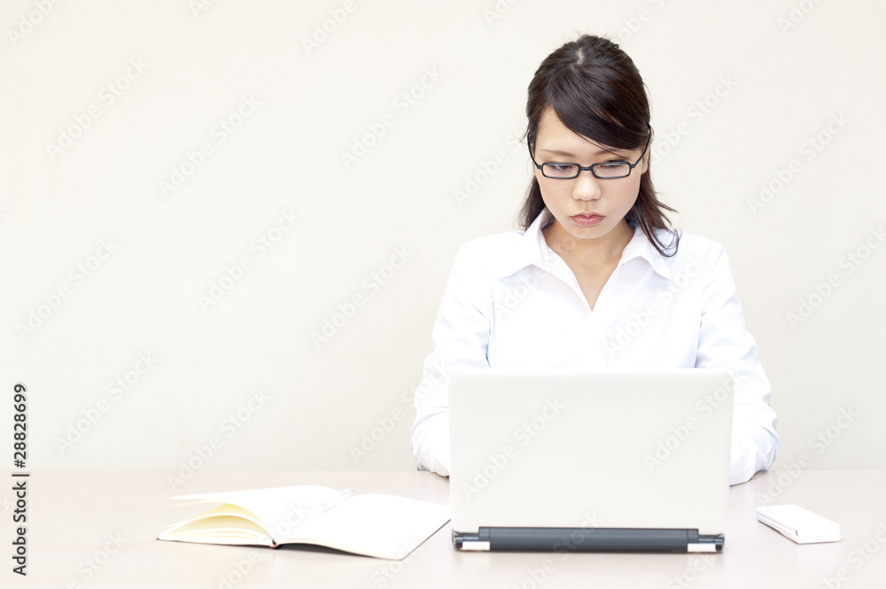 a portrait of young business woman working a portrait of young business woman working