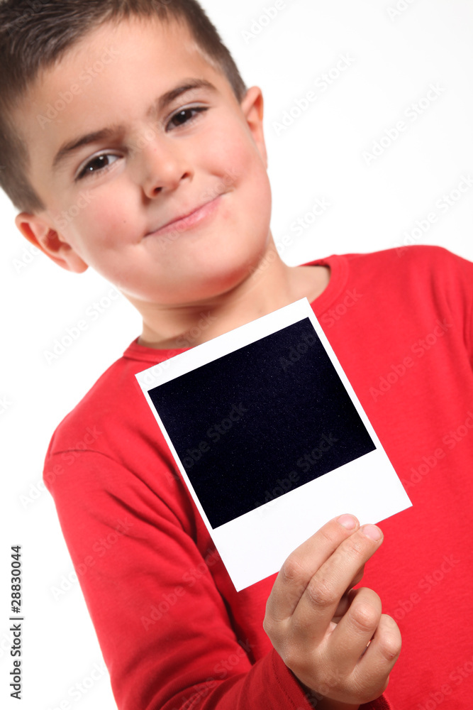 Obraz premium bambino sorridente mostra foto polaroid