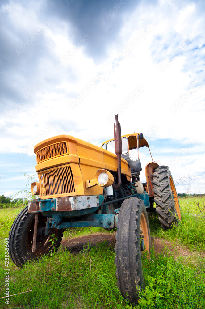 Obraz premium Old yellow farm tractor