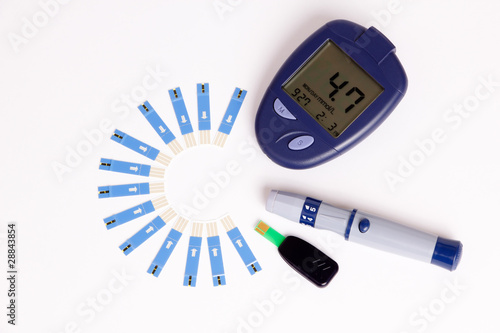 Fotografie High Blood Sugar on Glucose Meter with diabetic Items
