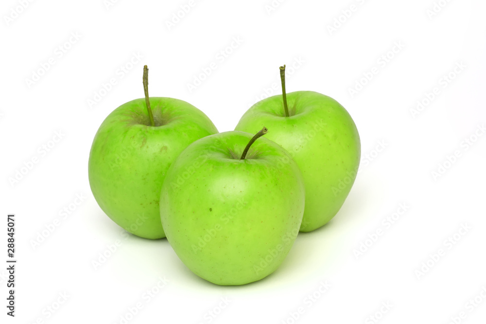 Три зеленых яблока на белом фоне