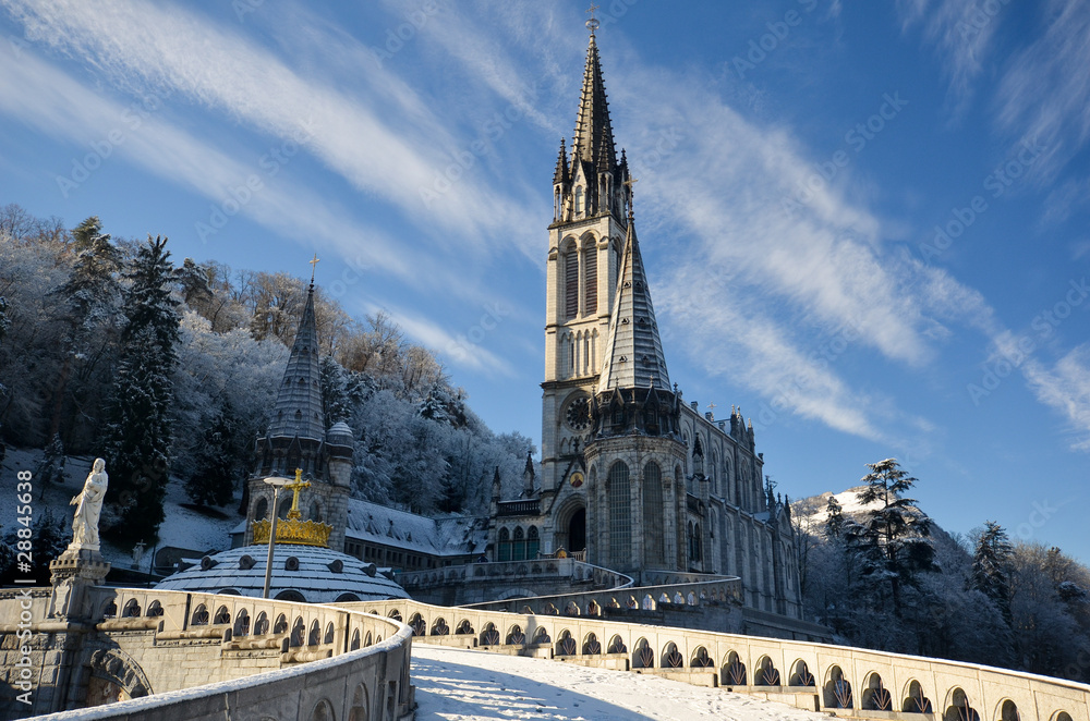 Sur le chemin de la basilique de Lourdes